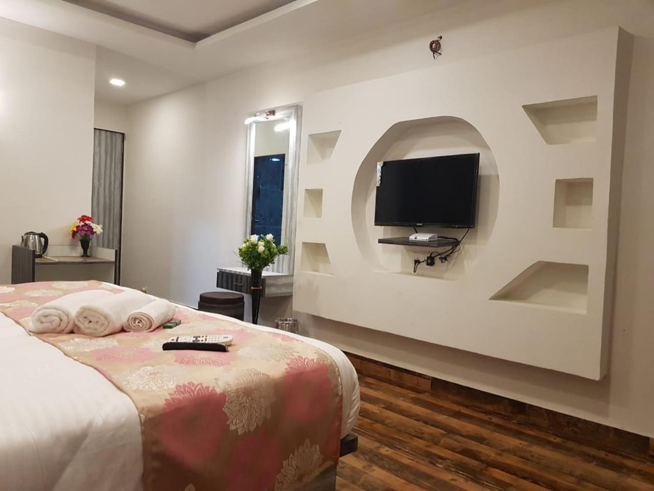 C P Cottage Resort 马哈巴莱斯赫瓦尔 外观 照片