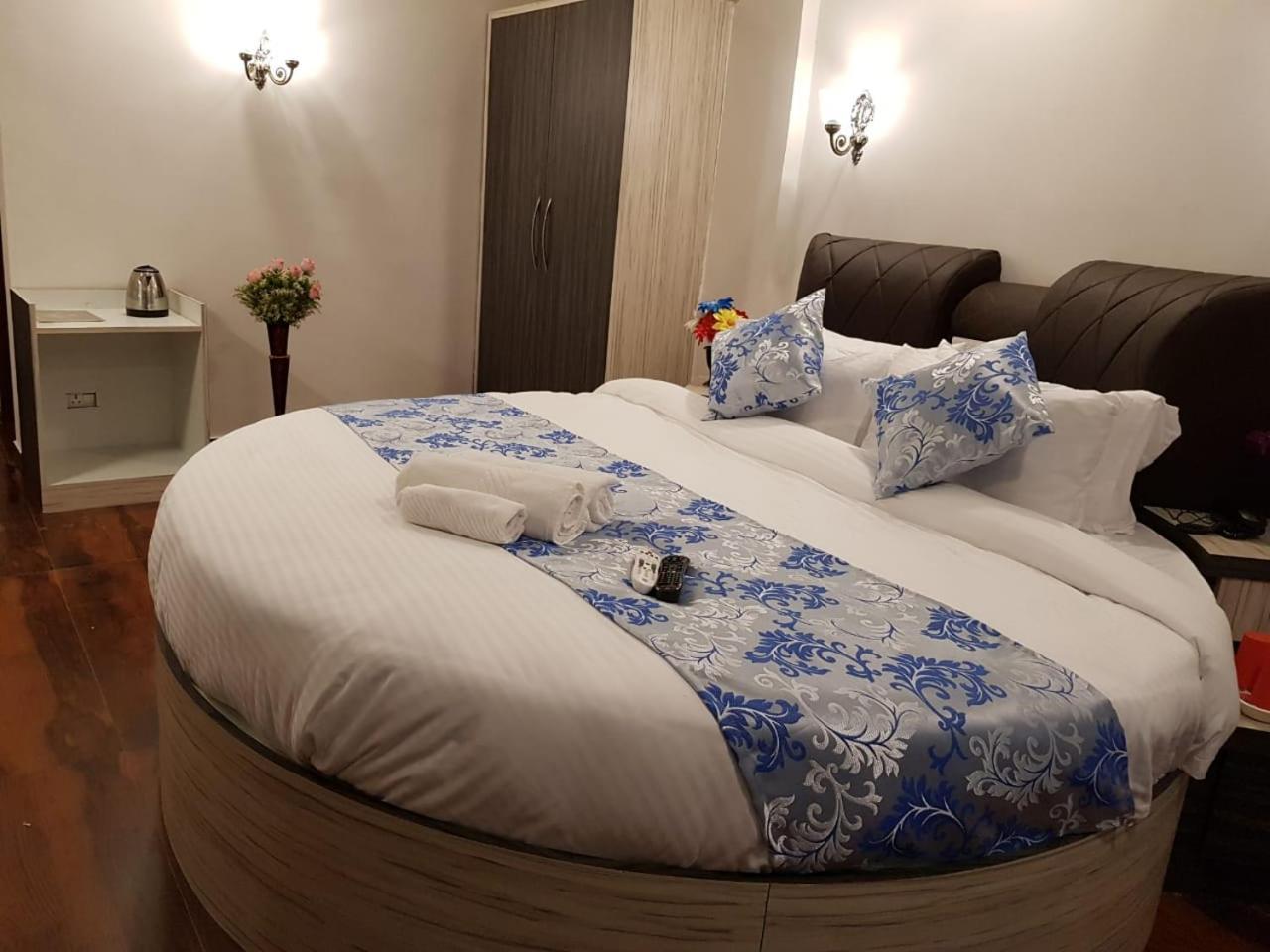 C P Cottage Resort 马哈巴莱斯赫瓦尔 外观 照片