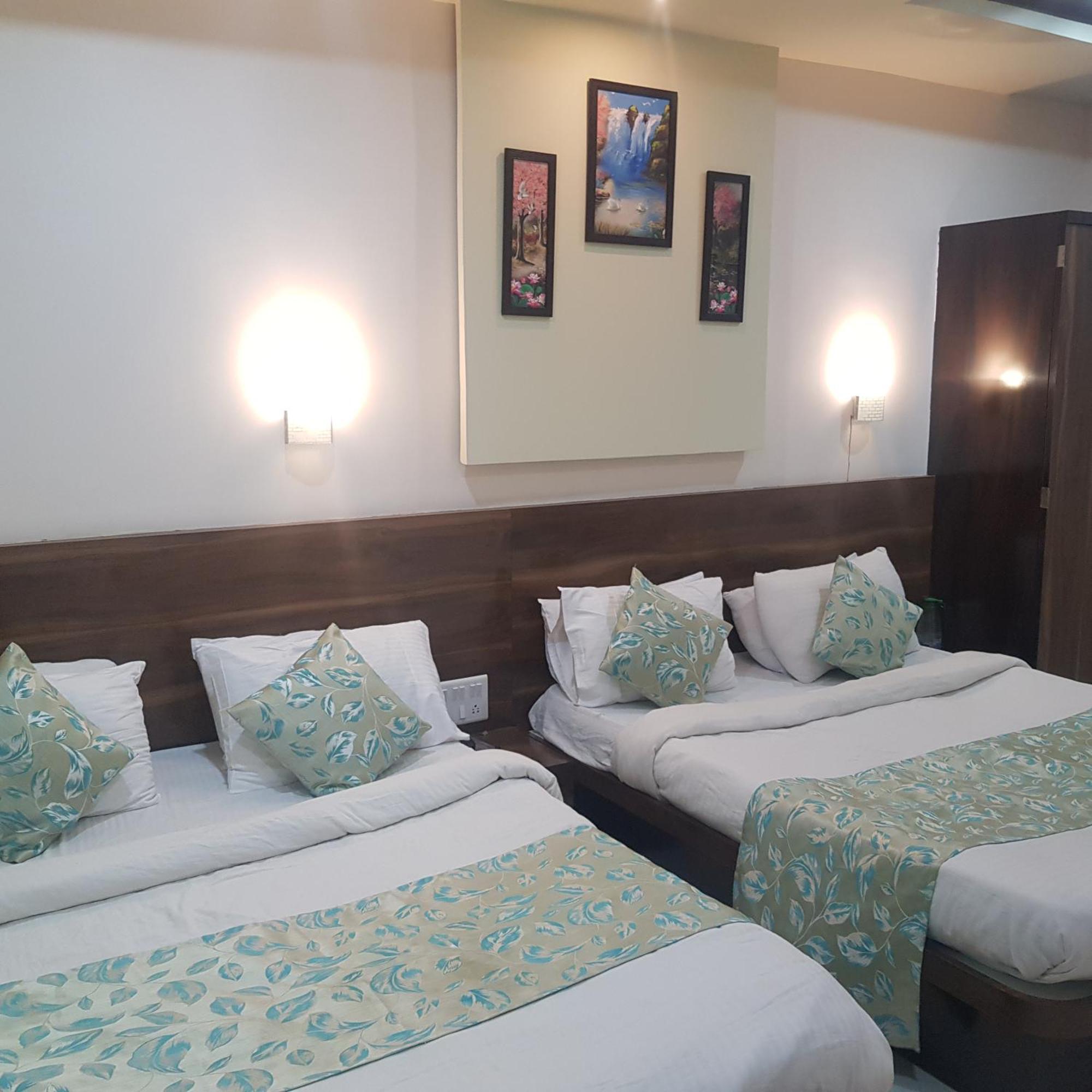 C P Cottage Resort 马哈巴莱斯赫瓦尔 外观 照片