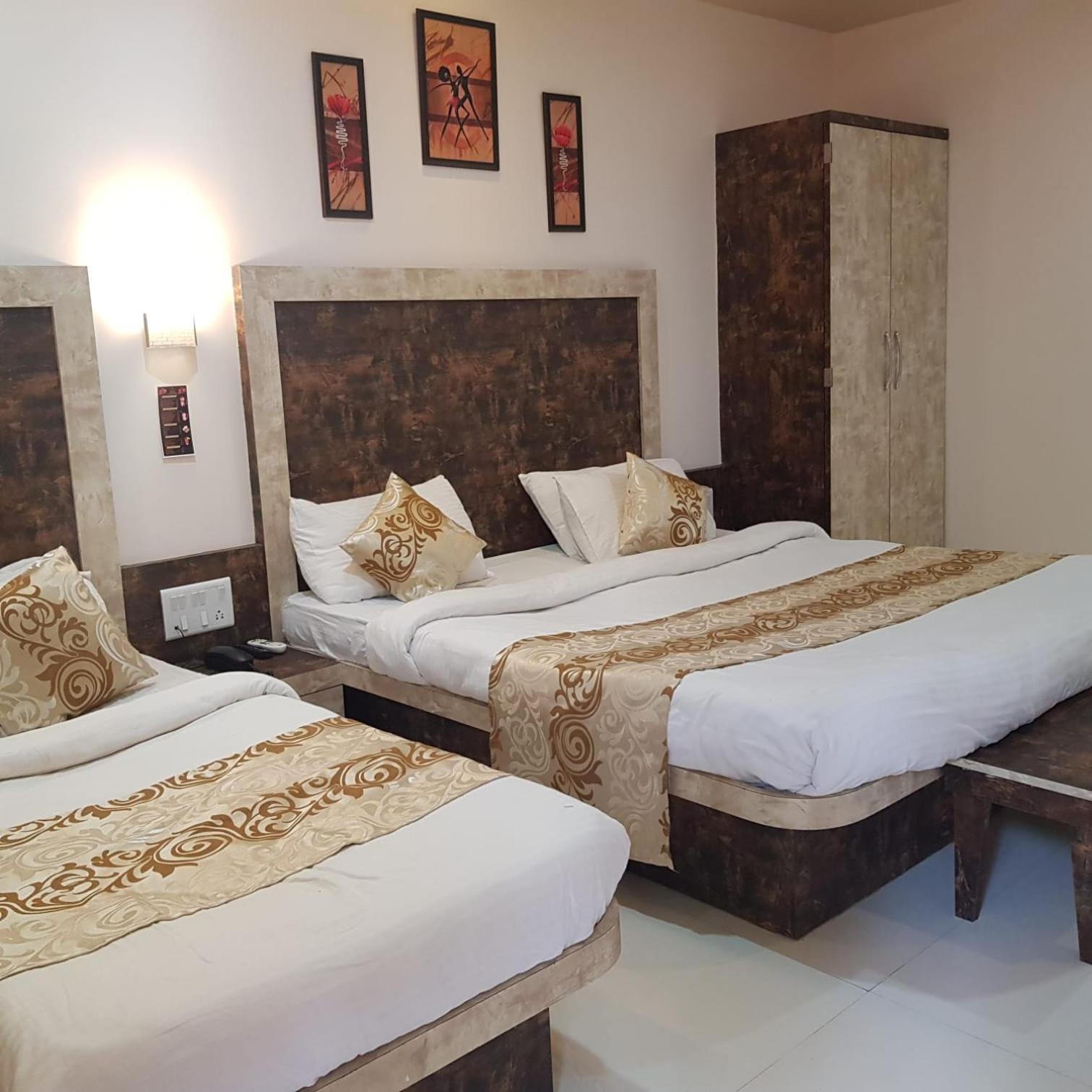 C P Cottage Resort 马哈巴莱斯赫瓦尔 外观 照片