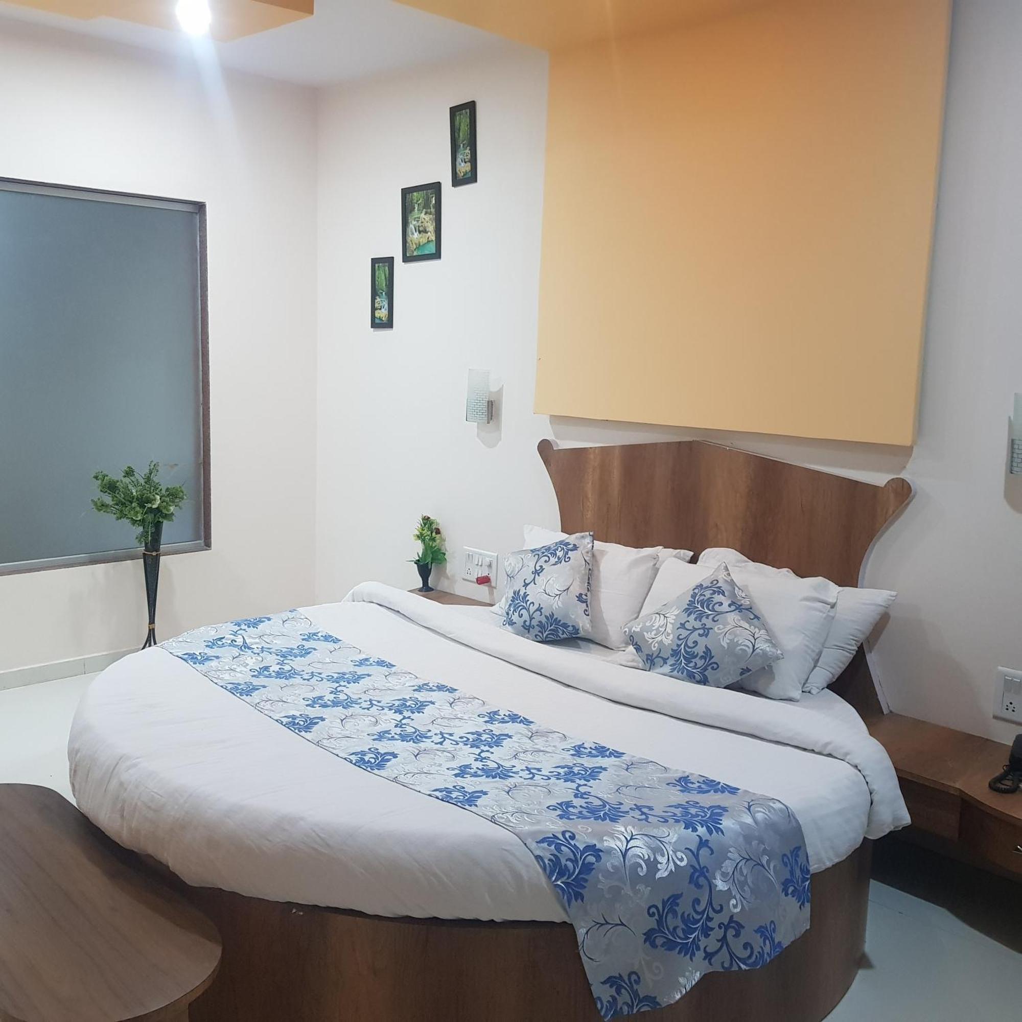 C P Cottage Resort 马哈巴莱斯赫瓦尔 外观 照片