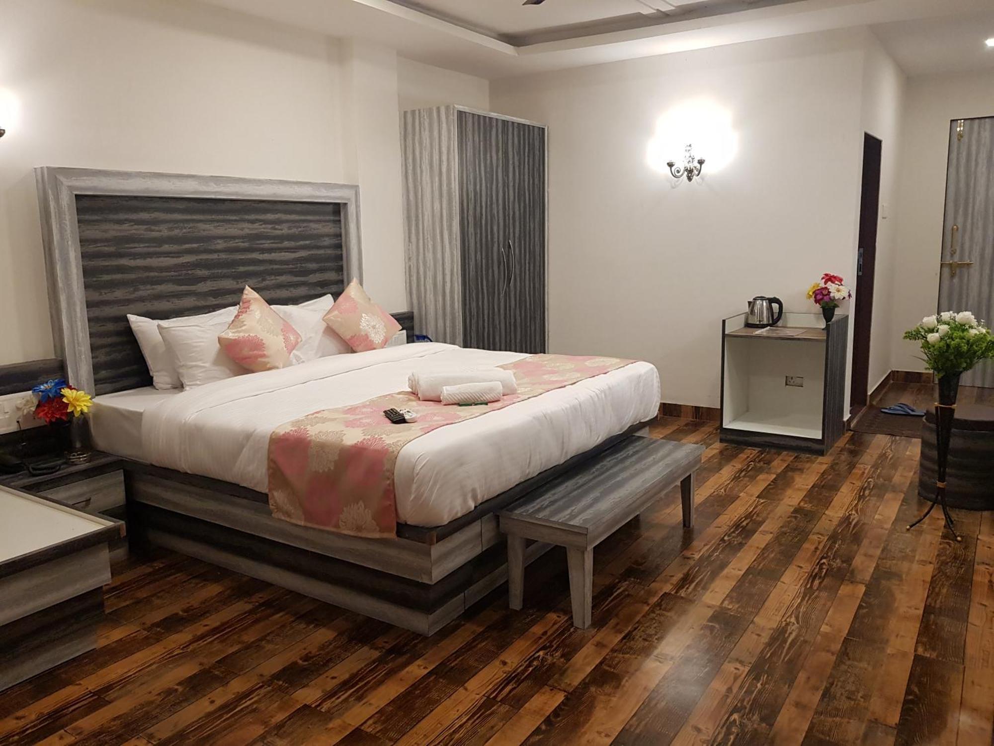 C P Cottage Resort 马哈巴莱斯赫瓦尔 外观 照片