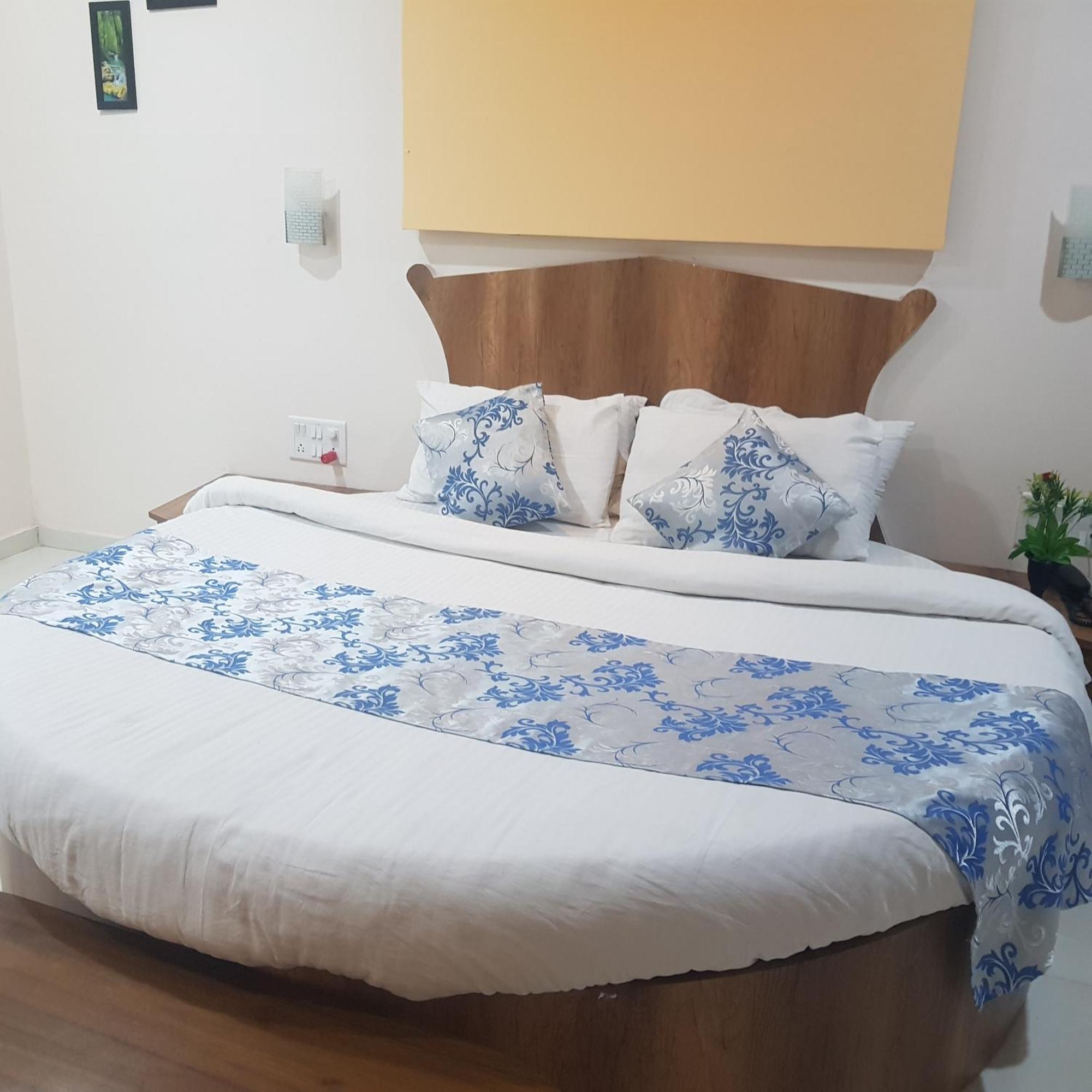 C P Cottage Resort 马哈巴莱斯赫瓦尔 外观 照片