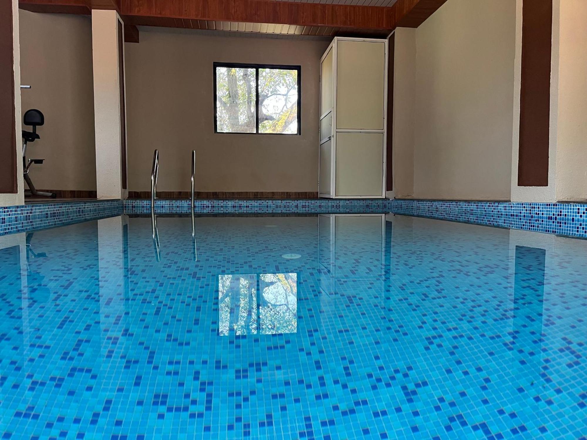 C P Cottage Resort 马哈巴莱斯赫瓦尔 外观 照片
